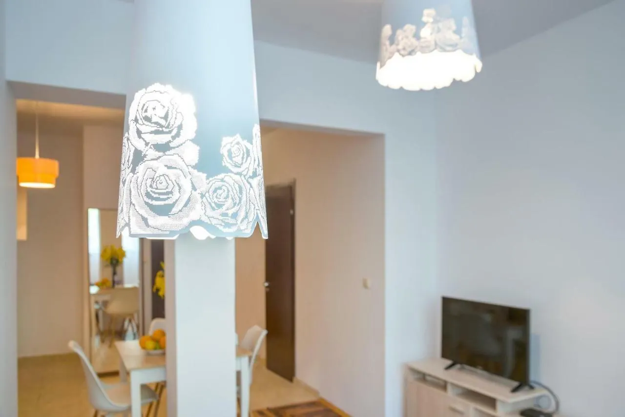 아파트 Comfort.Chic.Charming Apt With Terrace Near Ndk 소피아